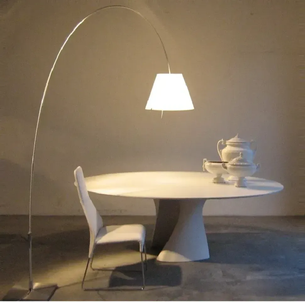 Da terra in metallo Costanza lady lampada da terra Luceplan in Offerta Outlet