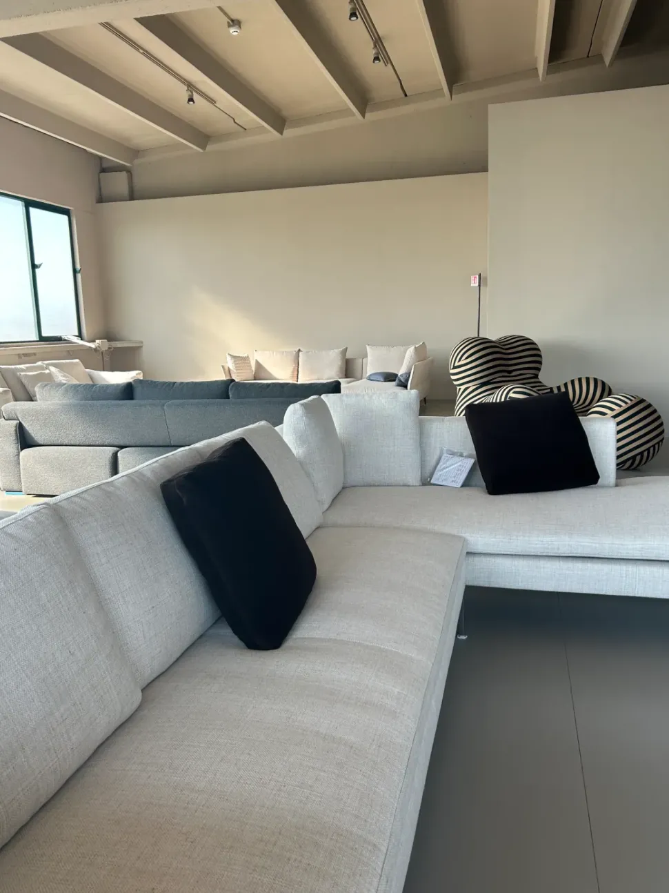 Divano Angolare Charles di B&b italia a prezzo ribassato