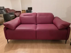 Divano Brignac due posti fisso pelle di Artigianale in stile moderno a prezzo Outlet