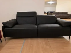 Divano Brignac tre posti fisso pelle di Artigianale in stile moderno a prezzo scontato