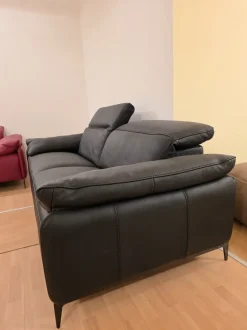 Divano Brignac tre posti fisso pelle di Artigianale in stile moderno a prezzo scontato