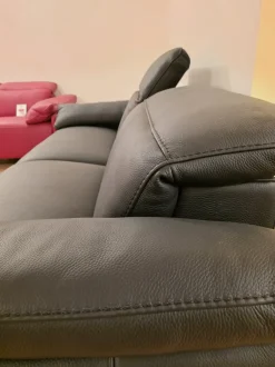 Divano Brignac tre posti fisso pelle di Artigianale in stile moderno a prezzo scontato