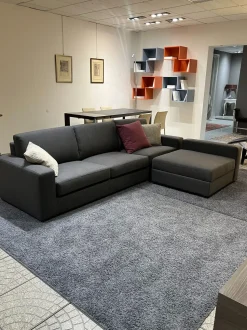 Divano con penisola artigianale. Comodo, sconto 38%. Prezzi outlet!