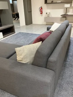 Divano con penisola artigianale. Comodo, sconto 38%. Prezzi outlet!