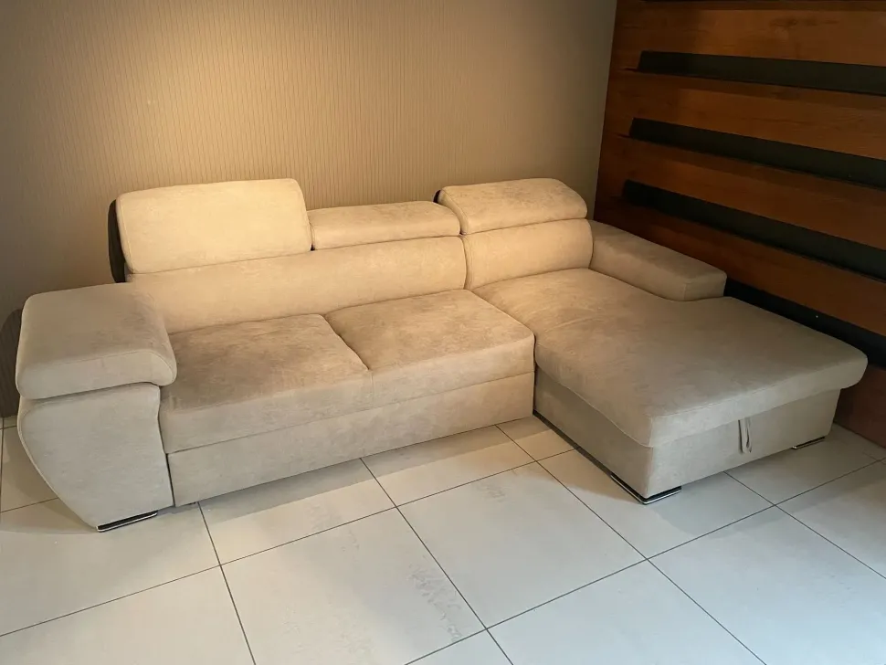 Divano con penisola modello Twister di Artigianale con forte sconto