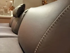 Divano con penisola Modello pralin pelle Calia ad un prezzo imperdibile