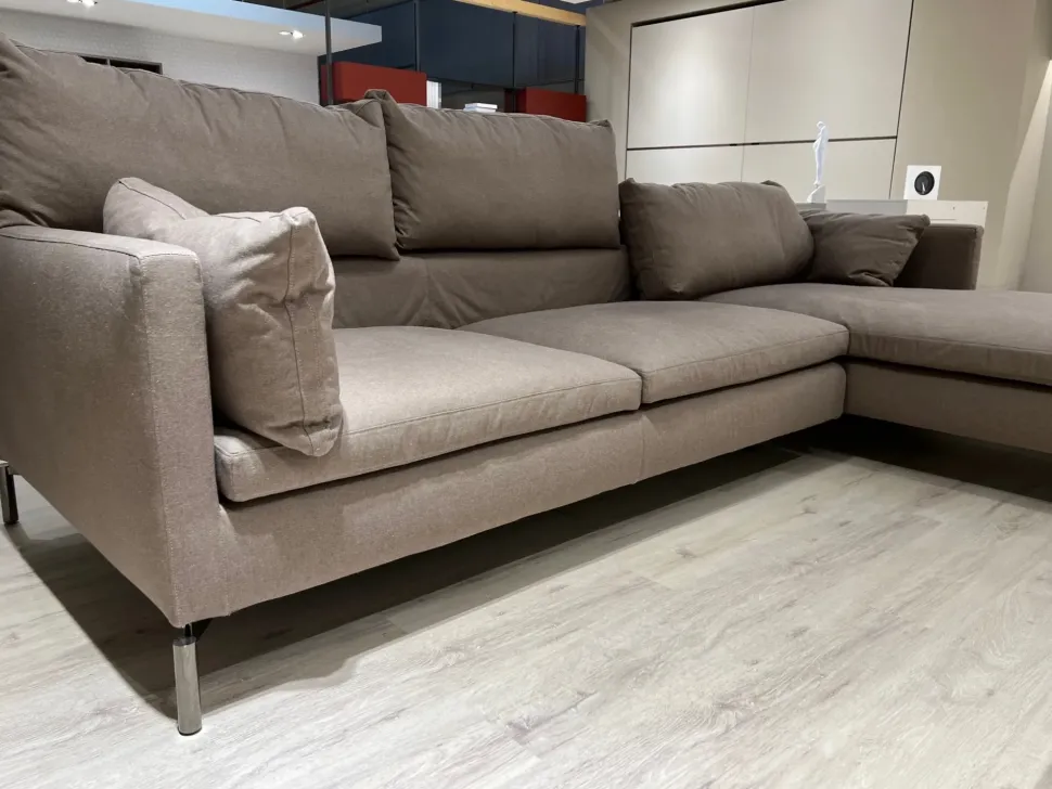 Divano con penisola tessuto in poliuretano Novamobili a prezzo Outlet