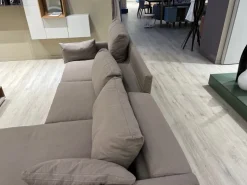 Divano con penisola tessuto in poliuretano Novamobili a prezzo Outlet