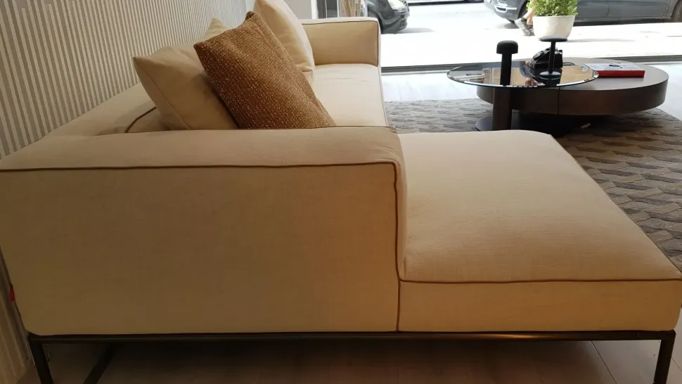 Divano da 5 posti modello Perry up di Flexform scontato