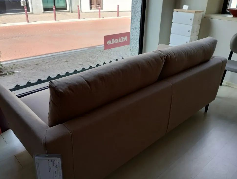 Divano da 2 posti modello Elton di Doimo salotti scontato