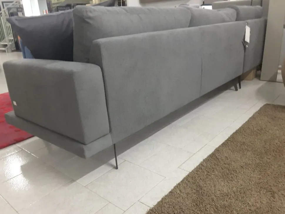 Divano da 5 posti modello Philip.77 di Doimo salotti scontato