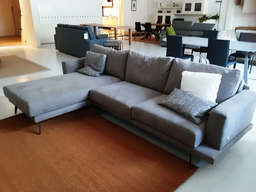 Divano da 5 posti modello Phlippe 77 di Doimo salotti scontato