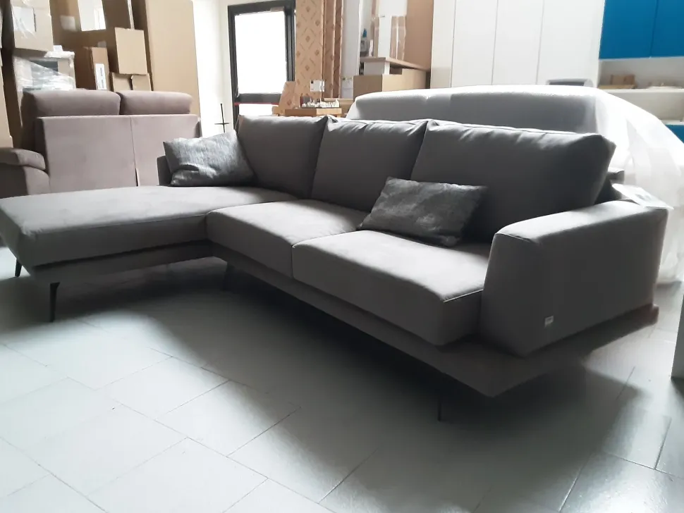 Divano da 5 posti modello Phlippe 77 di Doimo salotti scontato