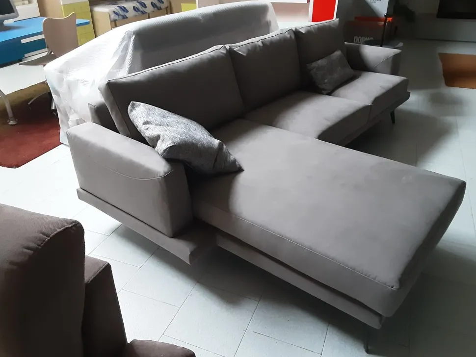 Divano da 5 posti modello Phlippe 77 di Doimo salotti scontato