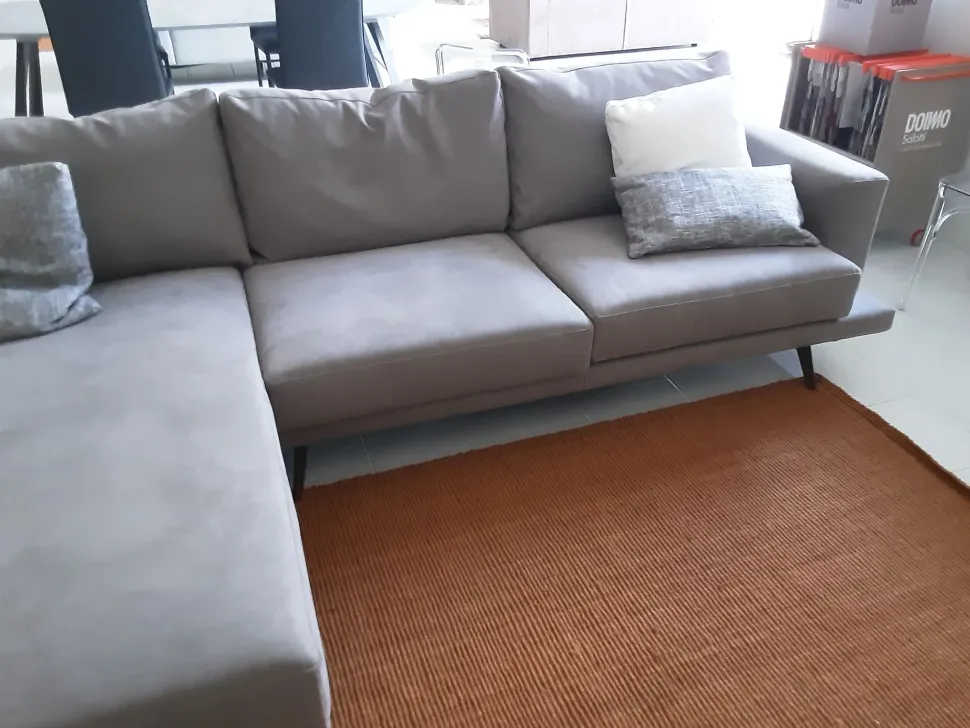 Divano da 5 posti modello Phlippe 77 di Doimo salotti scontato