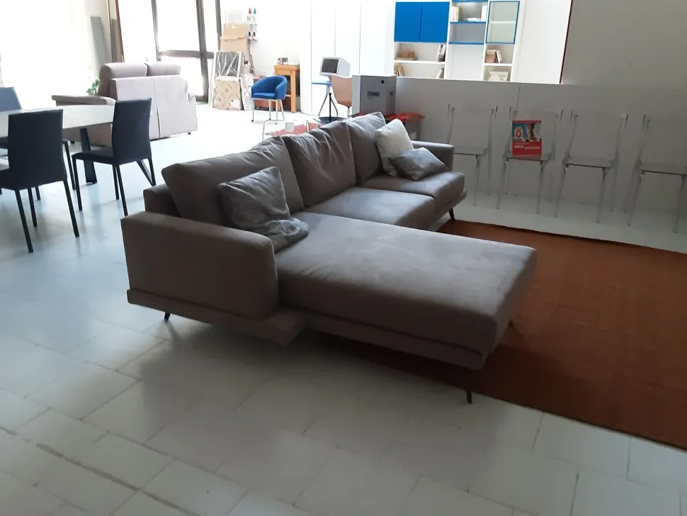 Divano da 5 posti modello Phlippe 77 di Doimo salotti scontato