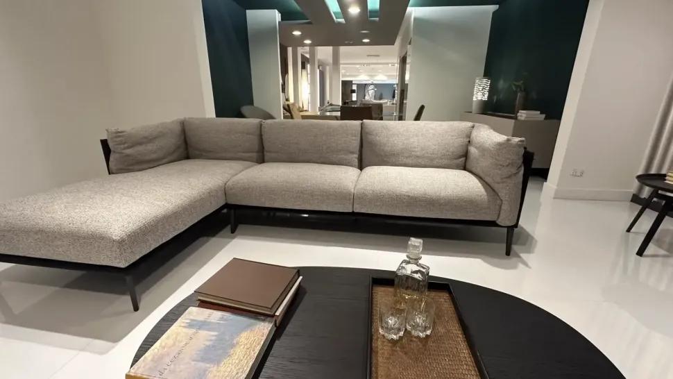 Divano da 4 posti modello Kubì di Novamobili scontato