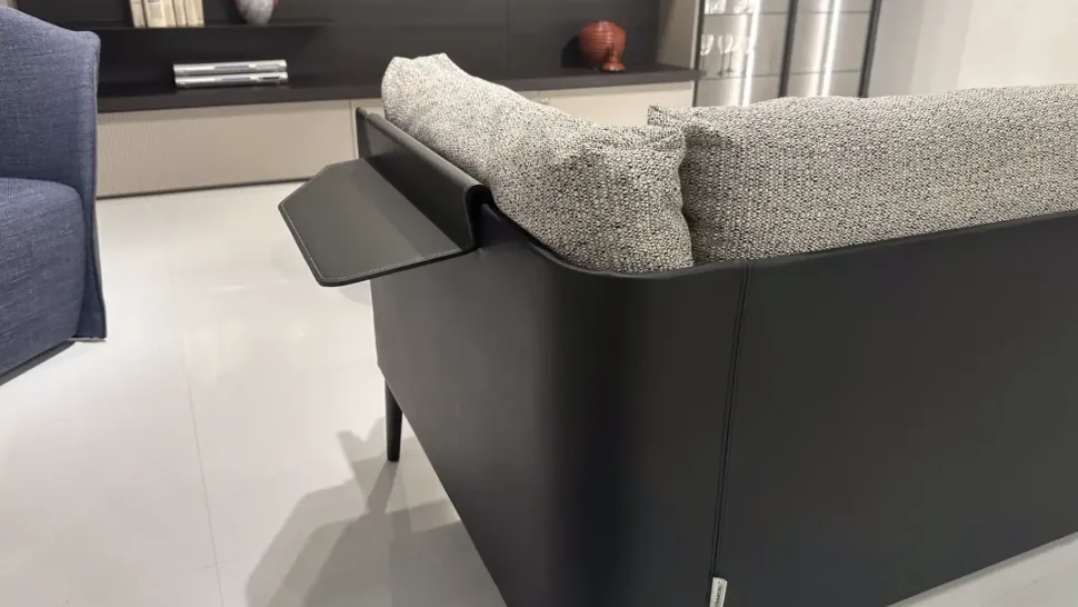 Divano da 4 posti modello Kubì di Novamobili scontato