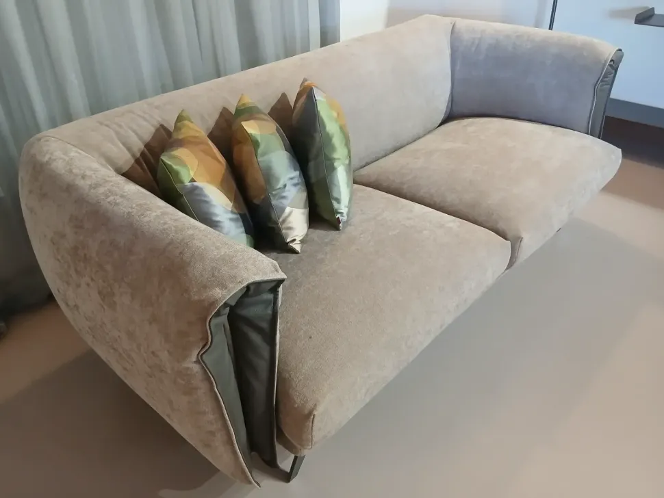 Divano design tessuto Saddle di Bonaldo con sconto del - 60%