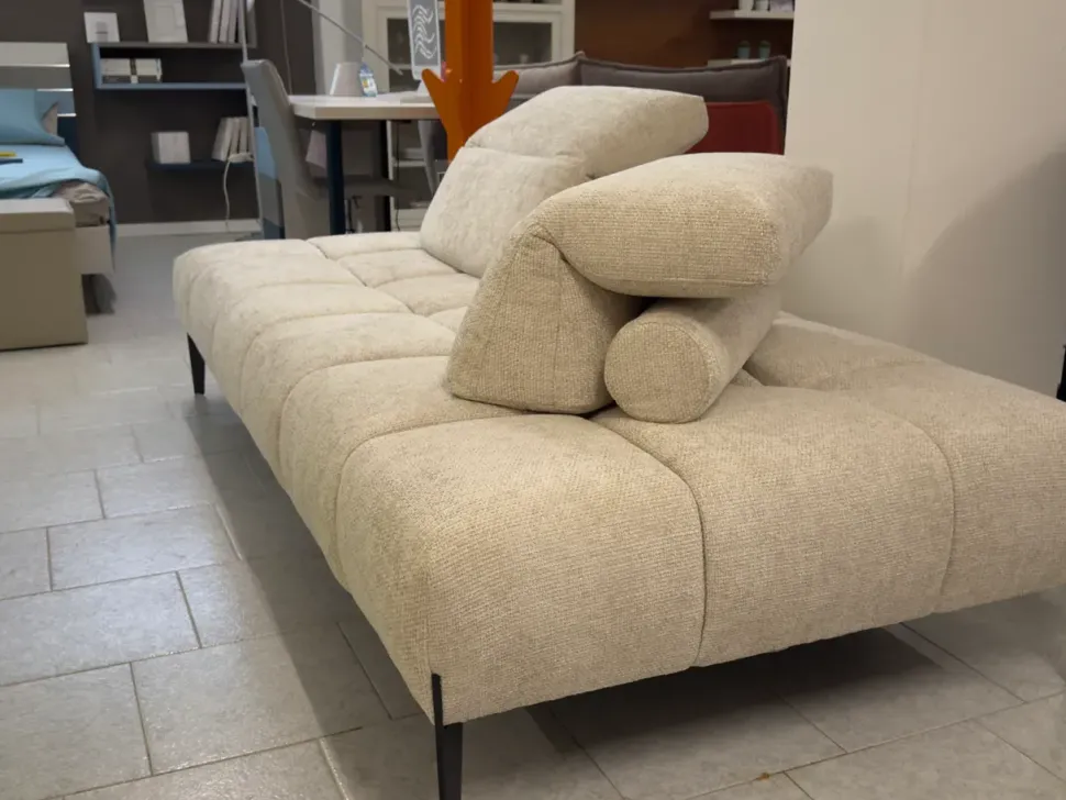 Divano design tessuto Skyline di Calia con sconto del - 34%