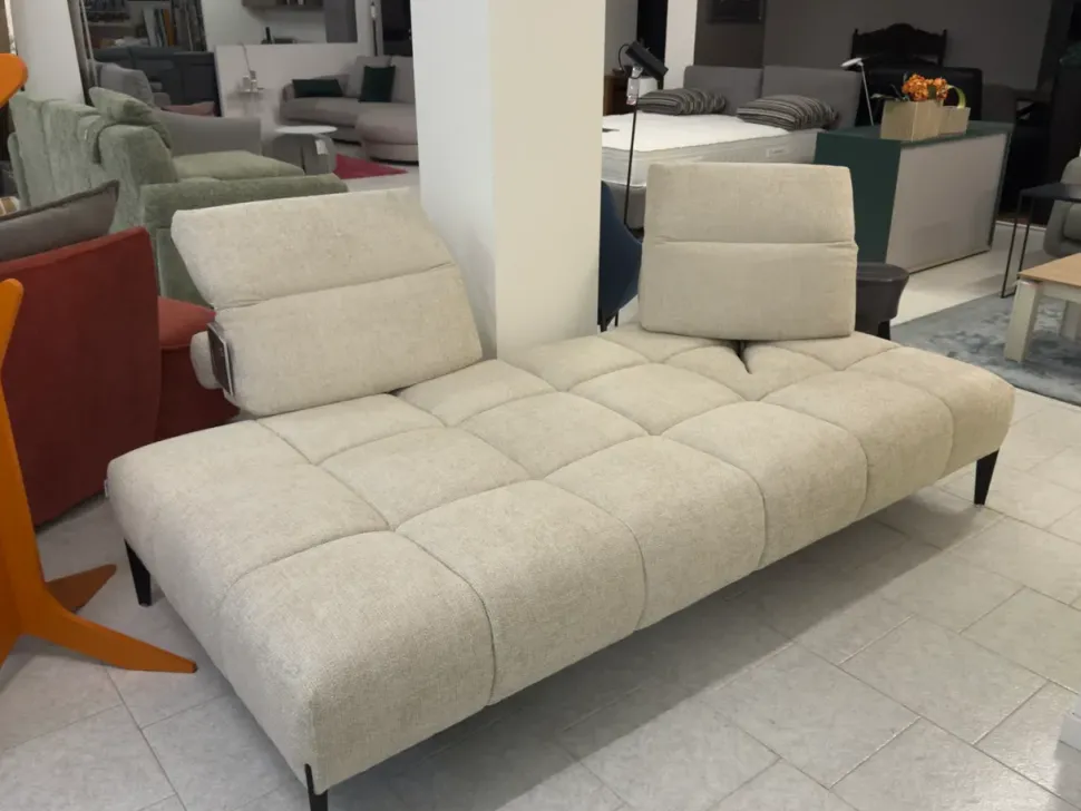 Divano design tessuto Skyline di Calia con sconto del - 34%