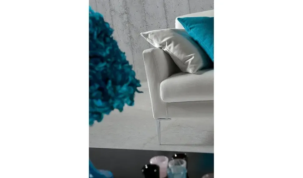 Divano Excò Divano mod.pat con piedi cromati in promo-sconto del 50% PREZZI OUTLET sconto 48%