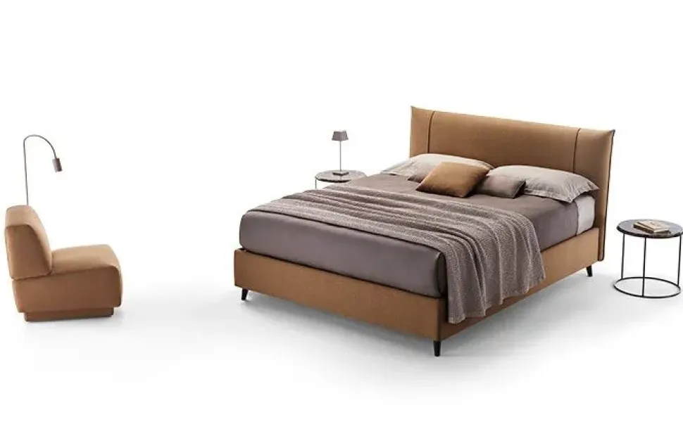 Divano imbottito con gambe Sakura Rosini, scontato.