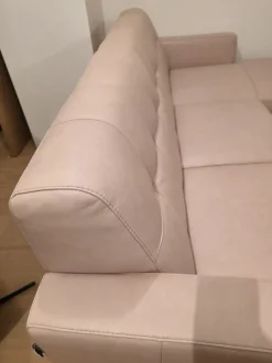 Divano Lineare 2 posti con chaise longue in pelle Artigianale in Offerta Outlet a 900€