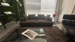 Divano lineare Augusto di Molteni & c a prezzo scontato