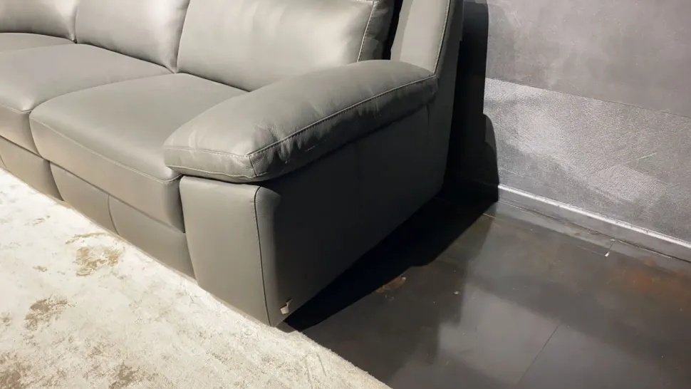 Divano moderno pelle Taylor di Calia con sconto del - 55%