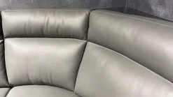 Divano moderno pelle Taylor di Calia con sconto del - 55%