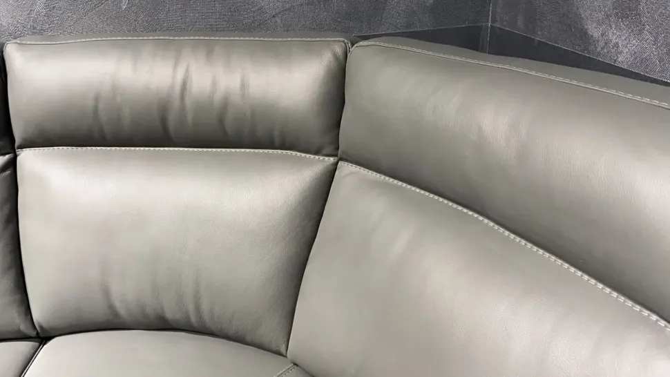 Divano moderno pelle Taylor di Calia con sconto del - 55%