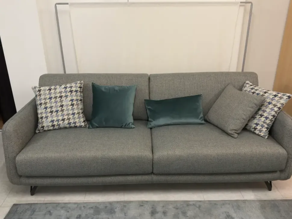 Divano moderno tessuto Bristol di Doimo salotti con sconto del - 40%