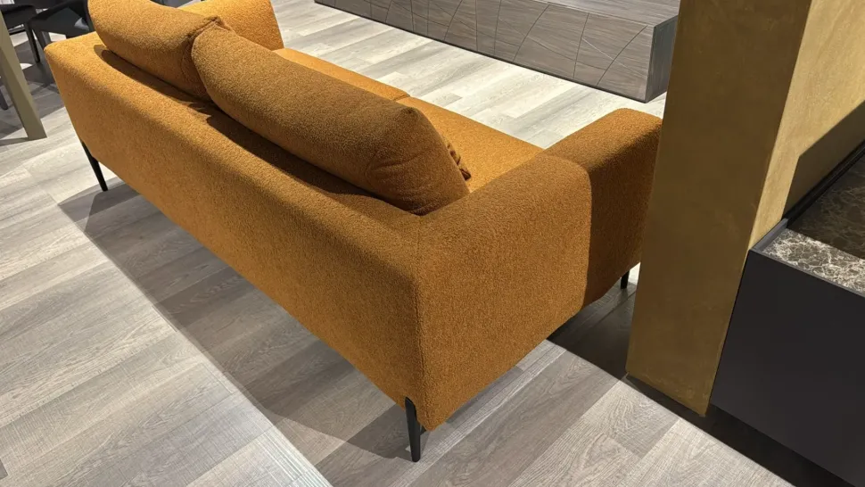 Divano moderno tessuto Tudor di La casa moderna con sconto del - 53%