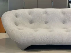 Divano Ploum tessuto in poliuretano  Ligne roset a prezzo Outlet
