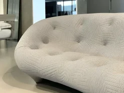 Divano Ploum tessuto in poliuretano  Ligne roset a prezzo Outlet