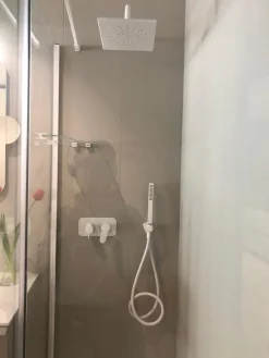 Gruppo: miscelatore e soffione doccia Megius: mobile bagno sospeso A PREZZI OUTLET