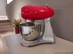 Impastatrice smf01rdeu Smeg: piccoli elettrodomestici a prezzo ribassato