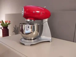 Impastatrice smf01rdeu Smeg: piccoli elettrodomestici a prezzo ribassato