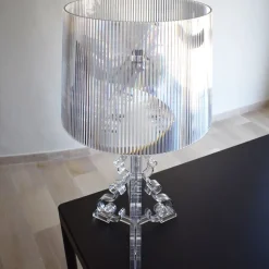 Lampada da tavolo in plastica Bourgie Kartell a prezzo Outlet
