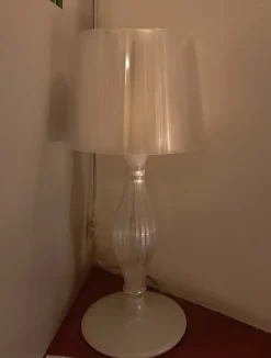 Lampada da tavolo in plastica Liza Slamp in Offerta Outlet