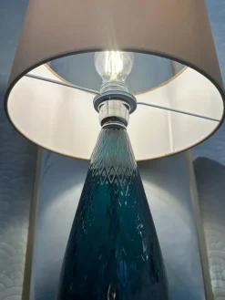 Lampada da tavolo Italamp Cheers: design moderno a prezzi vantaggiosi.