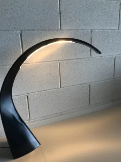 Lampada da tavolo Kartell Taj  Nero a prezzi outlet