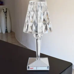Lampada da tavolo Kartell Buttery Trasparente con forte sconto