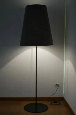 Lampada da terra Hunt Ditre italia a prezzo Outlet