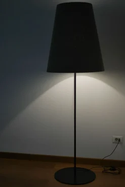 Lampada da terra Hunt Ditre italia a prezzo Outlet