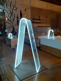 Lampada da terra in plastica Arc Vesta a prezzo Outlet