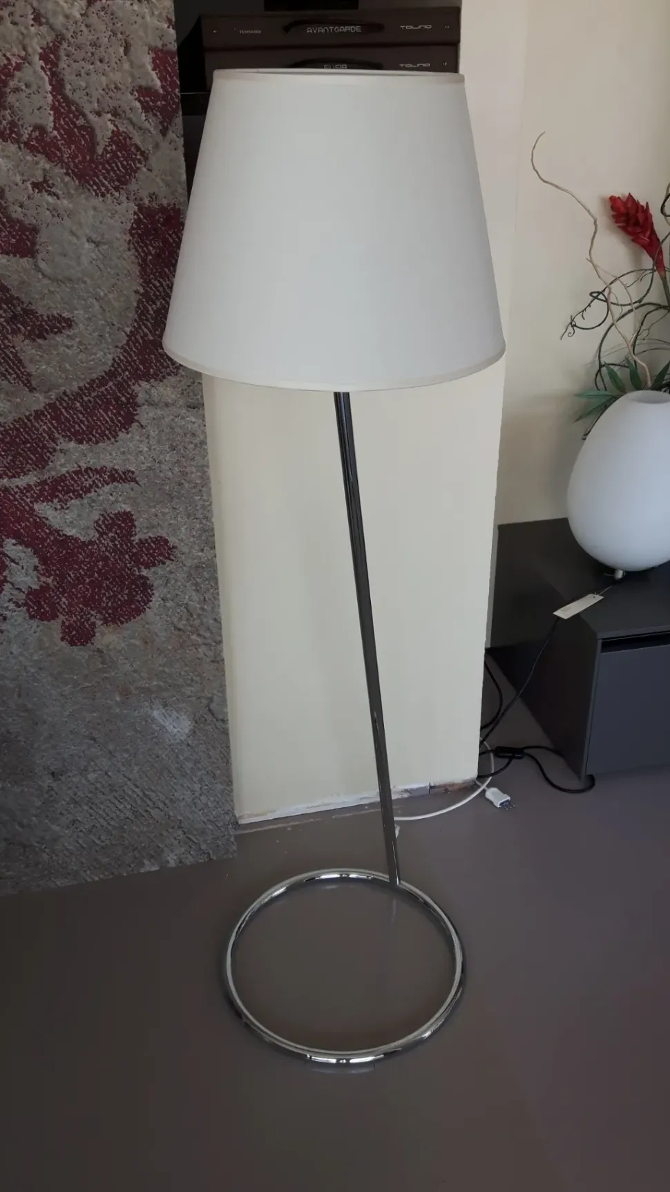 Lampada da terra in tessuto Angle Flou a prezzo Outlet