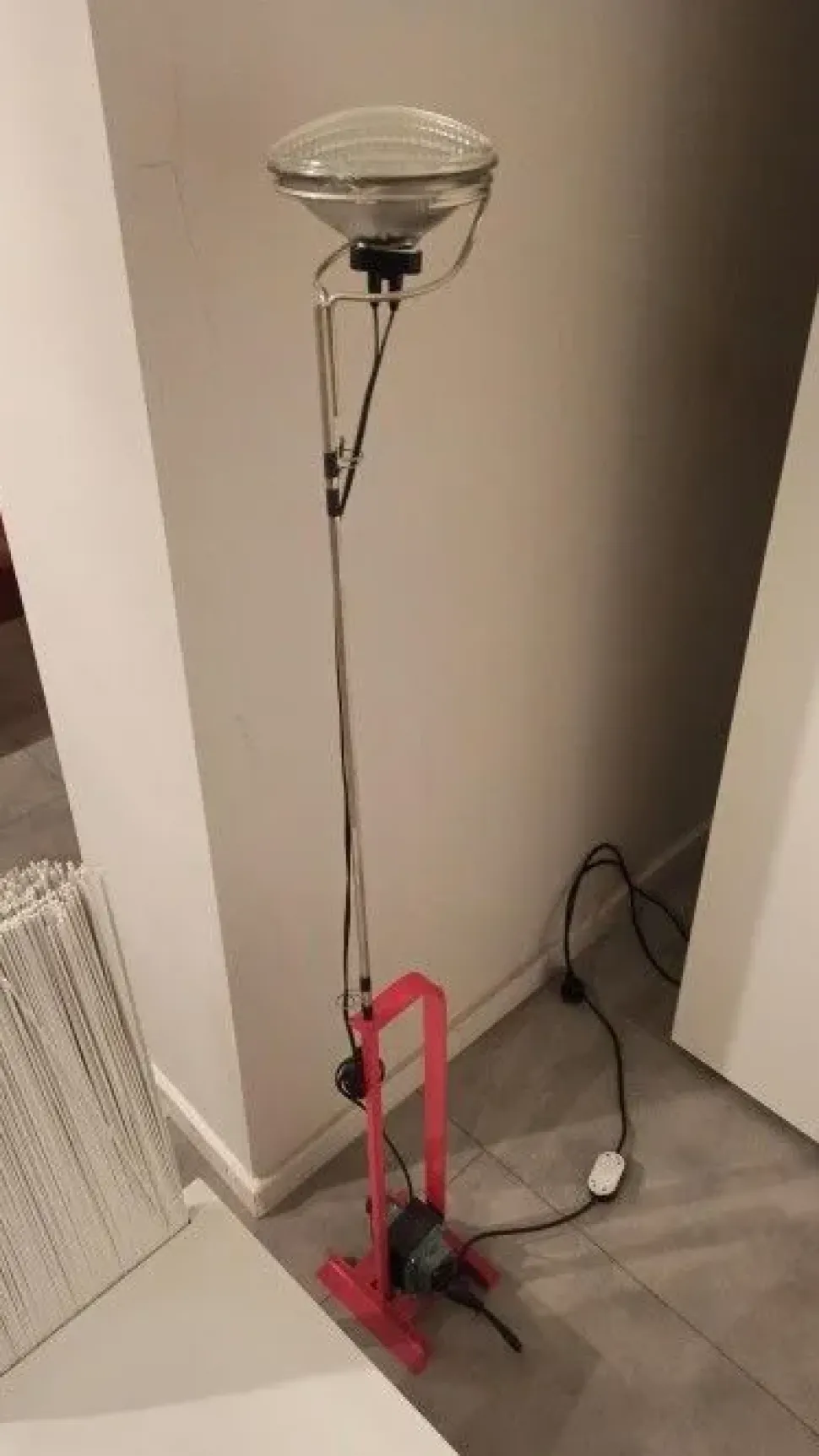 Lampada da terra Toio Flos con un ribasso esclusivo