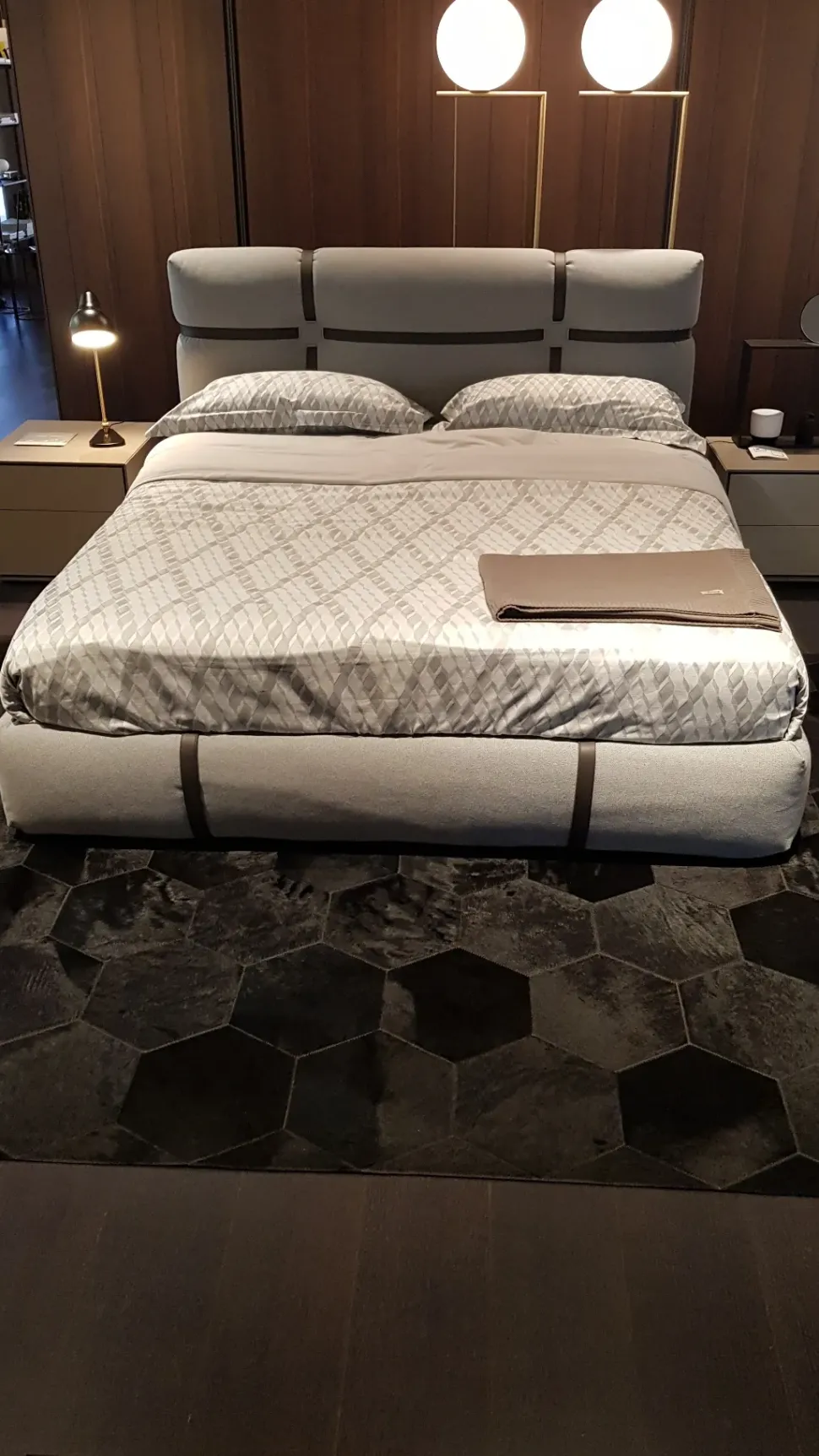 Letto design con contenitore New bond Flou a prezzo scontato